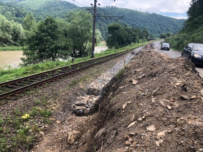 На дорозі від Перечина до Ужгорода влаштовують підпірну стінку – 02
