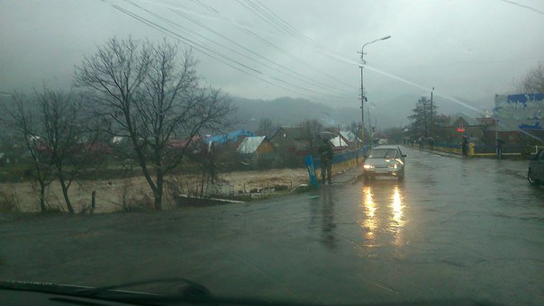 У Дубовому річка розлилась вулицями селища – 07