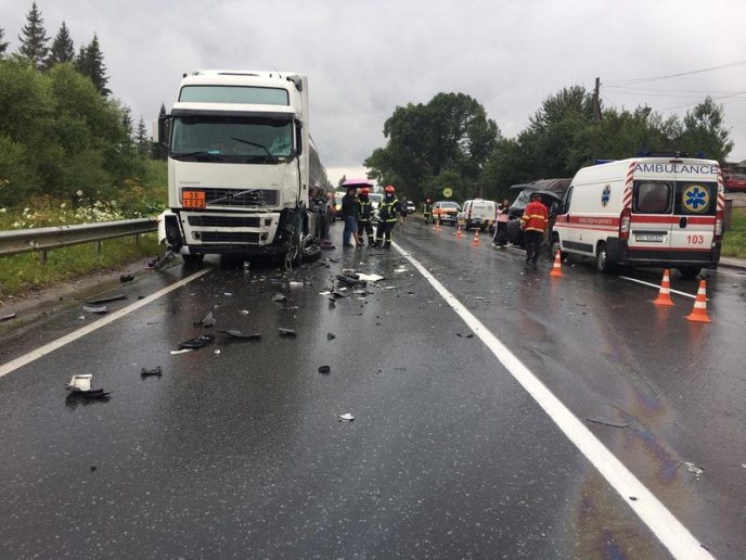 Мікроавтобус перетворився на металобрухт: опубліковано фото жахливої ДТП – 01