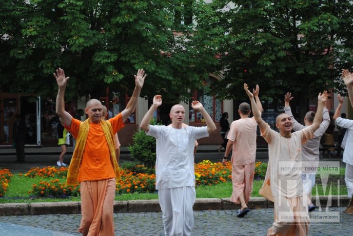 Мукачевом гуляють кришнаїти співаючи та пританцьовуючи (ФОТО, ВІДЕО) – 02