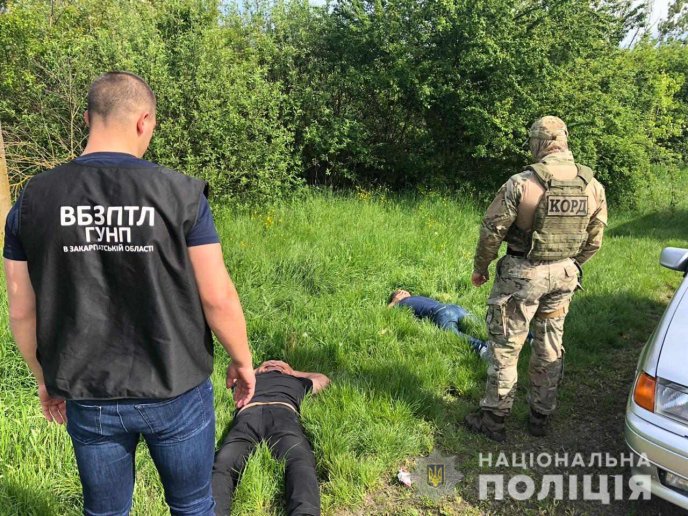 Спецоперація на кордоні зі Словаччиною: затримано осіб, які перевозили закарпаток для сексуальної експлуатації – 02 Спецоперація на кордоні зі Словаччиною: затримано осіб, які перевозили закарпаток для сексуальної експлуатації – 02