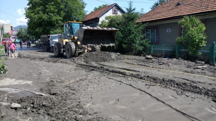 У Рахів із Ужгорода й Хуста виїхала спецтехніка для очистки замулених комунікацій – 05
