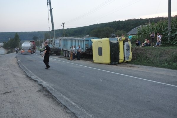 На Тернопільщині перекинулася вантажівка із Закарпаття: постраждав водій – 08
