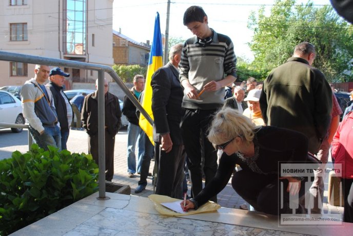 "Правий сектор" разом з Народною Радою пообіцяли заблокувати роботу Мукачівської РДА (ФОТО, ВІДЕО) – 02
