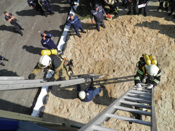 У Берегові рятувальники демонстрували професійну майстерність та визначали кращих газодимозахисників – 08