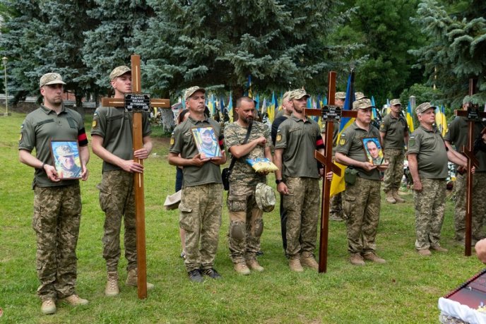 Трагічний день для Ужгорода: в місті попрощалися з трьома Героями – 06 Трагічний день для Ужгорода: в місті попрощалися з трьома Героями – 06