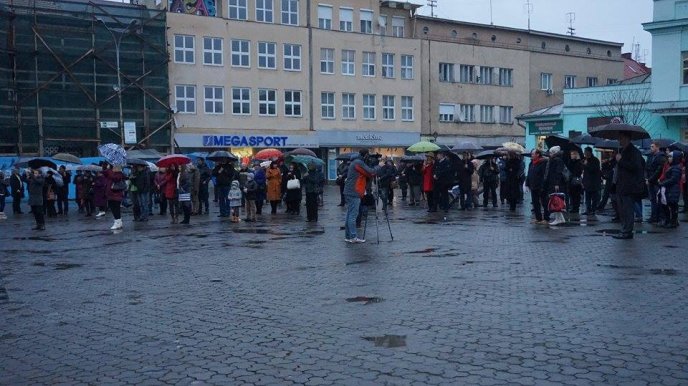 Жителі обласного центру запалили свічки у пам’ять жертв Голодоморів – 07 Жителі обласного центру запалили свічки у пам’ять жертв Голодоморів – 07
