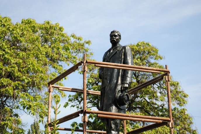 Пам’ятник Максиму Горькому на міській набережній Мукачева отримав "новий облік" (ФОТО)   – 03