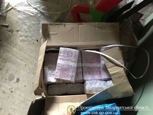 На Закарпатті припинено діяльність підпільного цеху, де виробляли «сурогатний» коньяк – 04 На Закарпатті припинено діяльність підпільного цеху, де виробляли «сурогатний» коньяк – 04