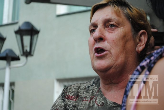 Сьогодні Мукачево мітингувало: сотні жінок перекрили дорогу та вимагали не забирати чоловіків у армію (ФОТО) – 24