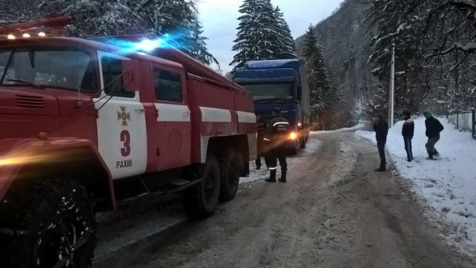 На Рахівщині автобус "Чернівці-Ужгород" занесло у кювет – 04