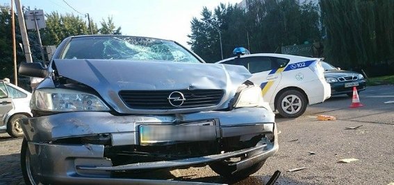 В обласному центрі двоє юнаків на скутері зіткнулись з іномаркою – 02