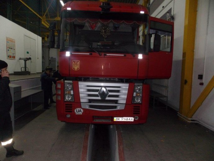 Митники виявили півтисячі пачок сигарет, приховані у вантажівці – 03