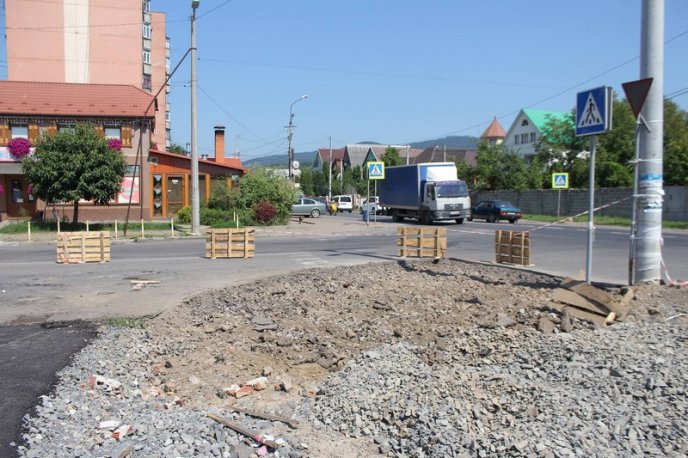 У Мукачеві облаштовують нове перехрестя – 01