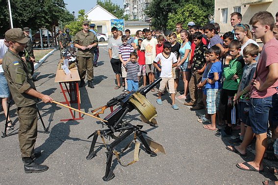 До бійців Ужгородського батальйону Нацгвардії завітали півсотні дітей-сиріт – 10