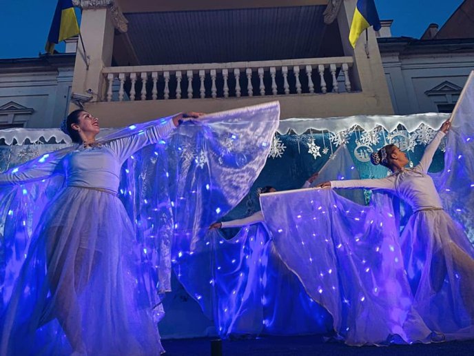 В центрі Мукачева дітлахи отримали солодкі подарунки – 13