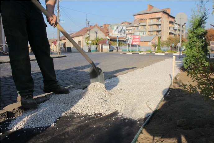 Як у Мукачеві площу Тараса Шевченка облагороджують: фоторепортаж із місця – 16