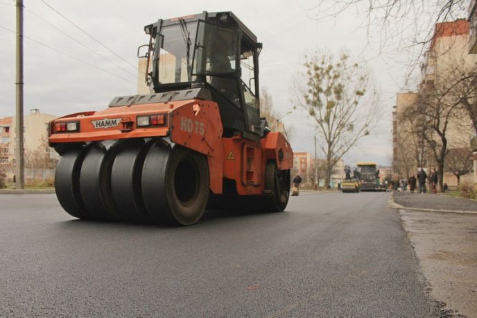 У Мукачеві асфальтують проїзд на Росвигівській – 07