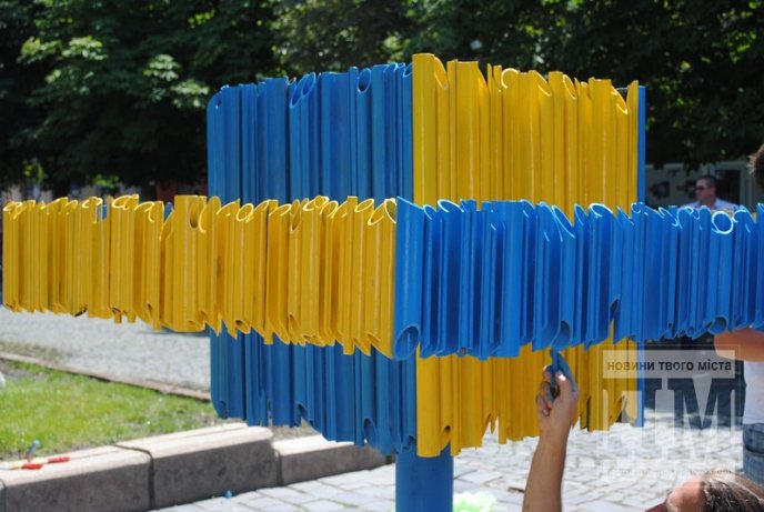 Фонтан у центрі Мукачева став жовто-блакитним (ФОТО) – 21