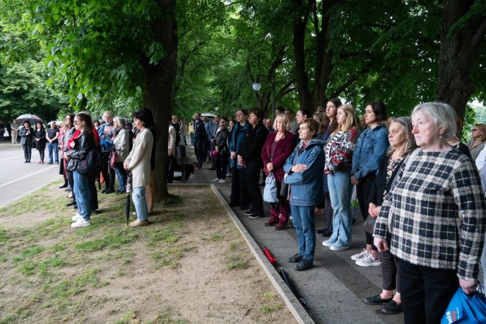 Рідних у чоловіка не залишилось: на Закарпатті поховали військового – 02