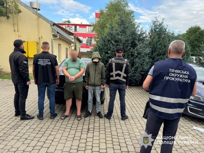 Поліція затримала двох закарпатців: що вони накоїли – 02 Переправника затримали на «гарячому»
