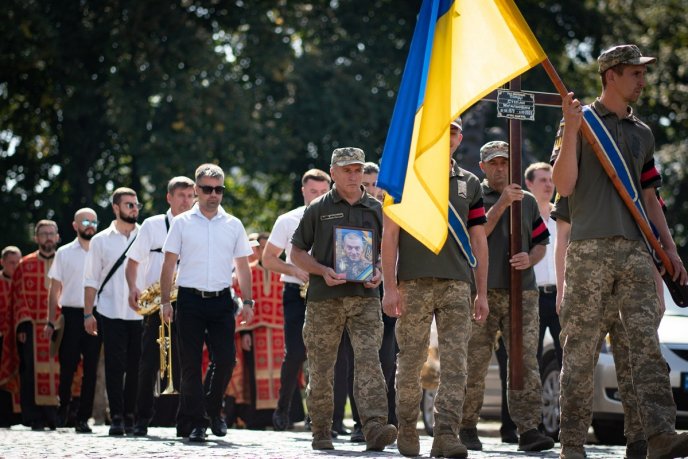 Ужгород попрощався з Героєм, який загинув, захищаючи рідну країну – 01