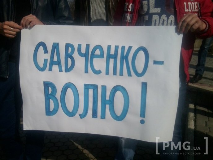 У Мукачеві пройшла акція на підтримку ув’язненої Росією Надії Савченко – 01