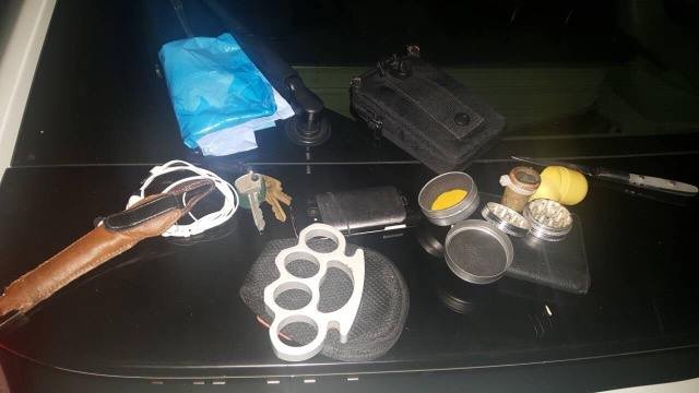 У Мукачеві в мікрорайоні Росвигово розгулуював чоловік із холодною зброєю та наркотиками – 02