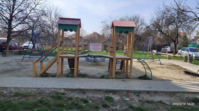 У Мукачеві дезінфікують автобусні зупинки та під’їзди багатоповерхівок – 04