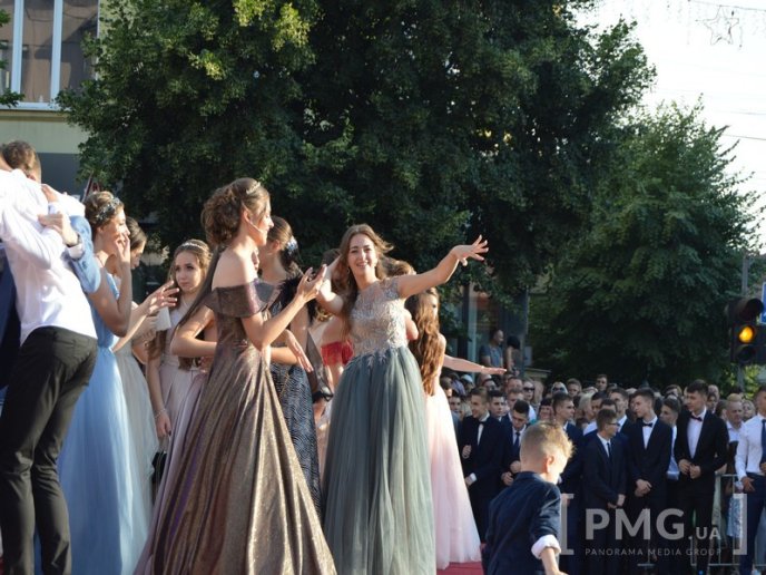 Парад випускників у Мукачеві: емоційні фото із заходу – 07