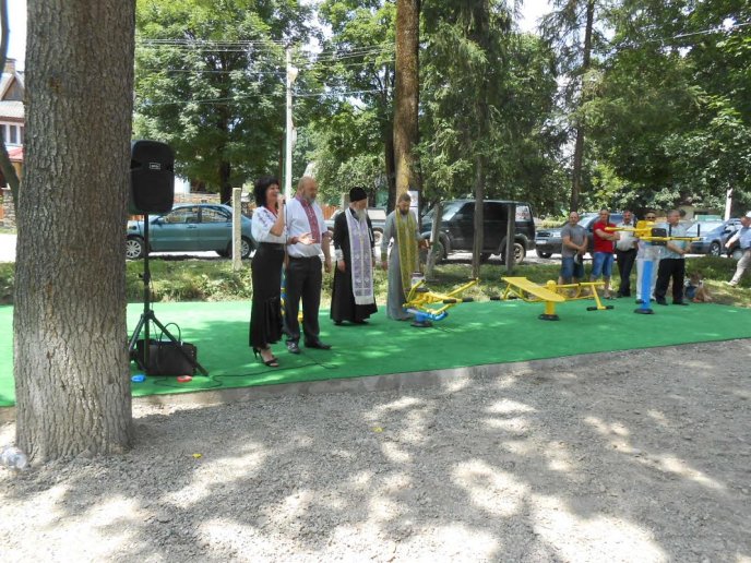 У столиці Гуцульської республіки відкрили спортмайданчик із більше десятком різних тренажерів – 05