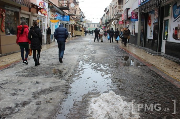 Одна з центральних вулиць Мукачева перетворилась на суцільну калюжу – 11