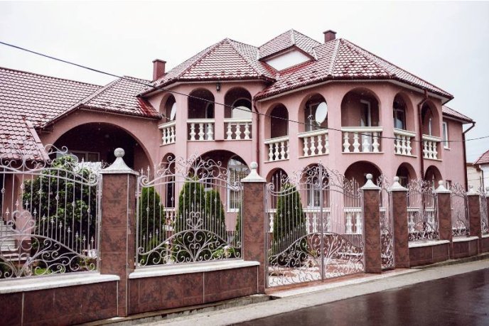 Проект "Ukraїner" показав закарпатське село з елітними віллами – 02