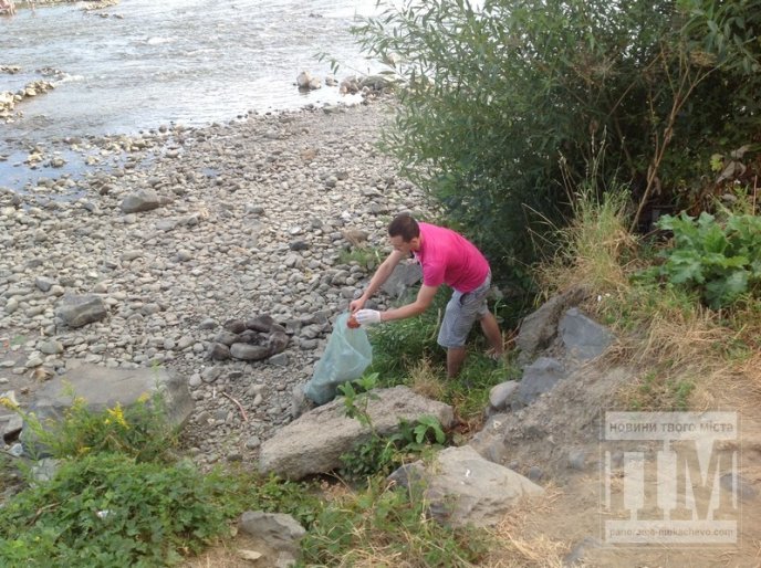 Свідомі мукачівці очищали набережну міста від сміття (ФОТО) – 06 Свідомі мукачівці очищали набережну міста від сміття (ФОТО) – 06
