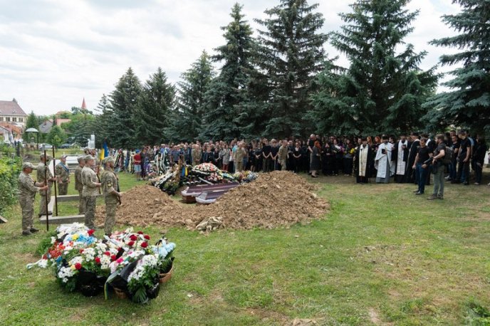 На Закарпатті поховали двох загиблих захисників – 08