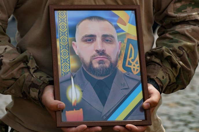 Перед смертю врятував побратимів: Ужгород попрощався із Героєм – 01