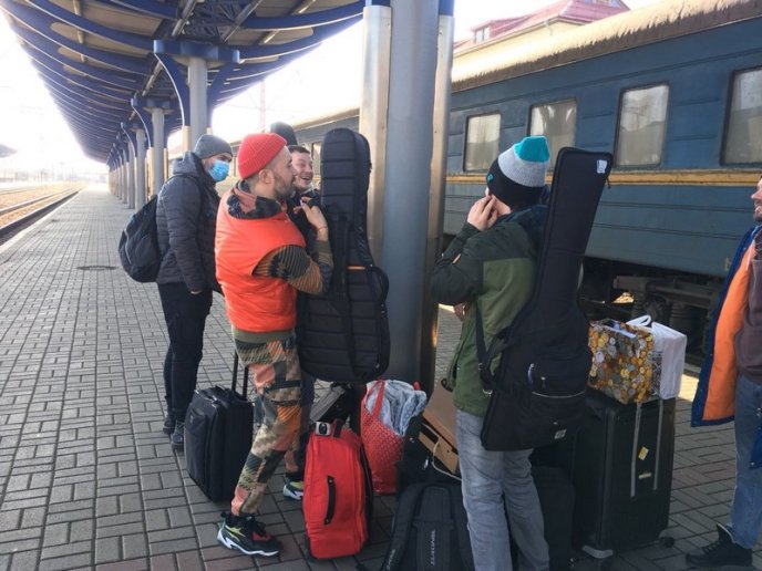 На Закарпаття разом із дружиною приїхав відомий український співак – 01