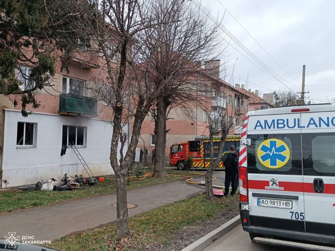 У Мукачеві під час пожежі врятували 7 людей – 01