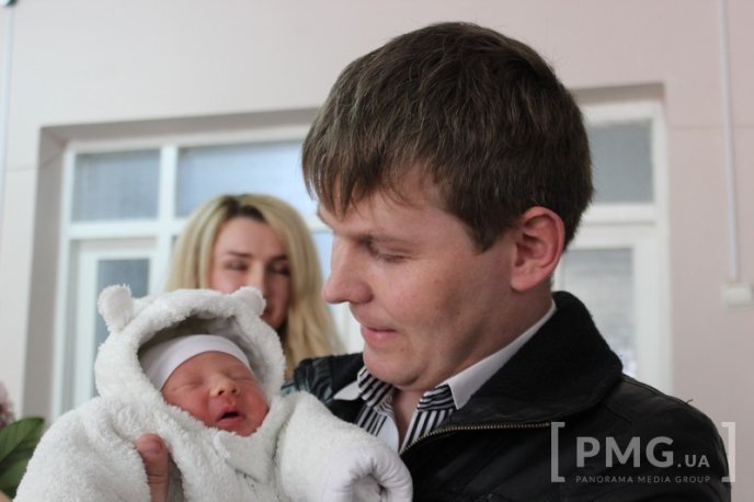 У Мукачівському пологовому будинку вперше вручили свідоцтво про народження – 13