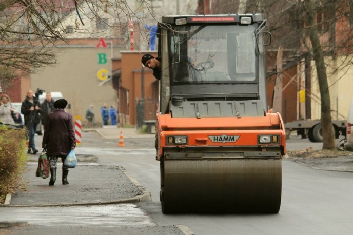 У Мукачеві асфальтують проїзд на Росвигівській – 10