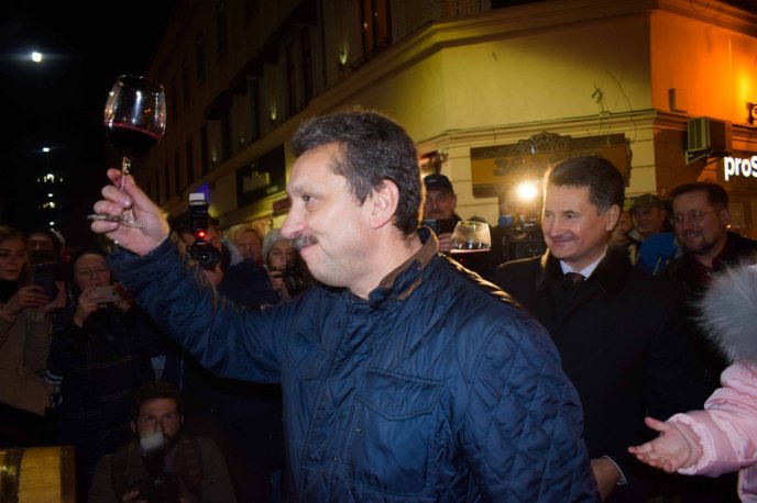 Молоде вино, лицарські бої та вогняне шоу: в Ужгороді стартував фестиваль "Закарпатське божоле" – 07