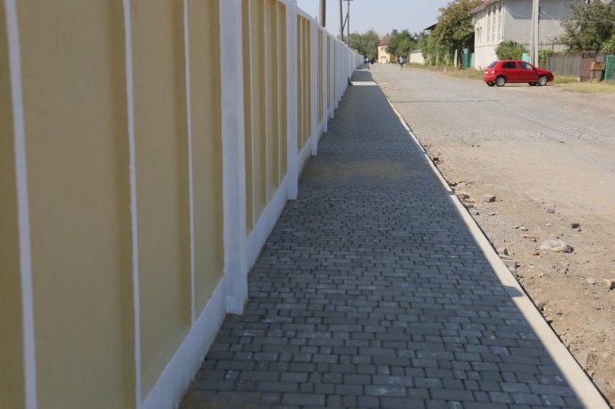 На одній із мукачівських вулиць завершують благоустрій території – 01