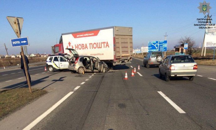 На трасі "Київ-Чоп" зіткнулися вантажівка і легковик. Є постраждалі – 02