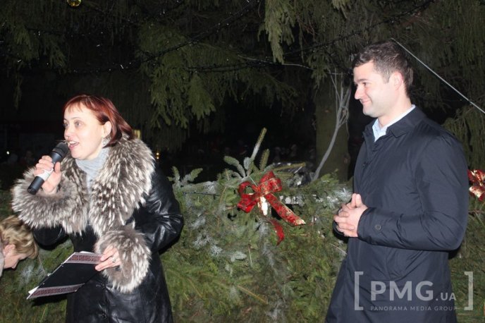 У Мукачеві засяяла головна новорічна ялинка міста – 09