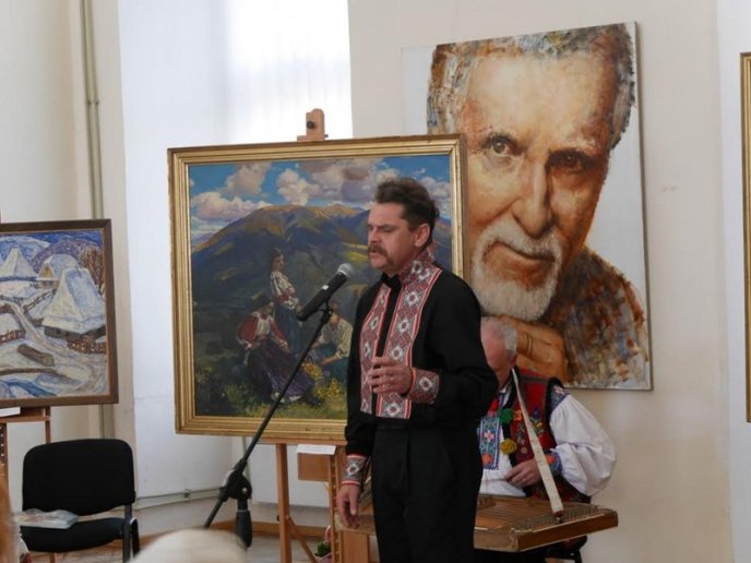 Закарпатську співачку, яка відкрила українцям баладу «Гей, пливе кача по Тисині», нагородили почесною відзнакою – 02