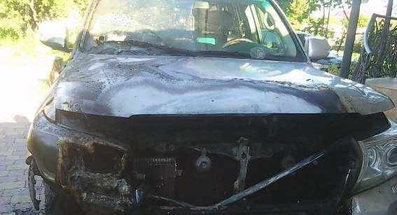У мережі з’явились фото іномарки "Toyota Land Cruiser", яку підпалили у Минаї – 03