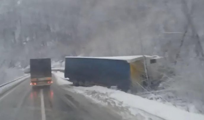 ДТП на трасі "Київ-Чоп" біля Сваляви: перекинулись бензовоз та вантажівка – 02