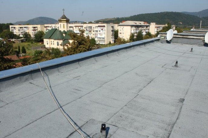 В Мукачеві на семи багатоповерхівках ремонтують дах – 02