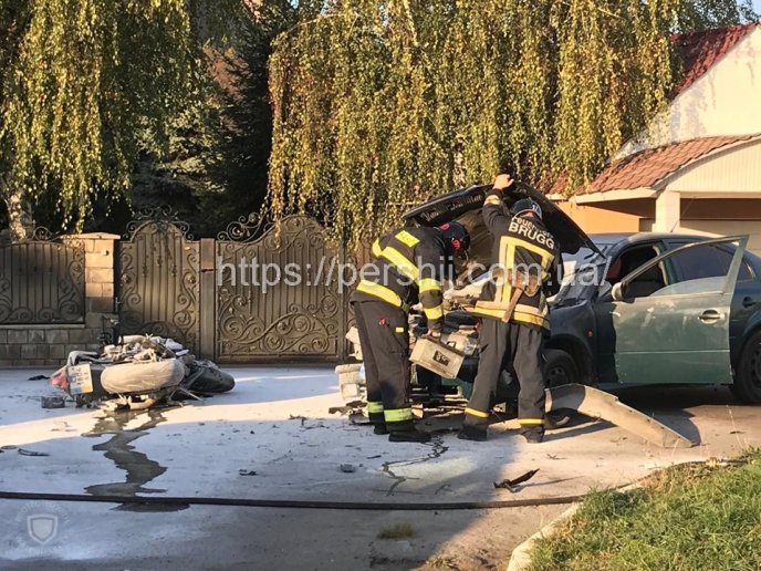 У Мукачеві лоб у лоб зіткнулись авто та мотоцикл – 01