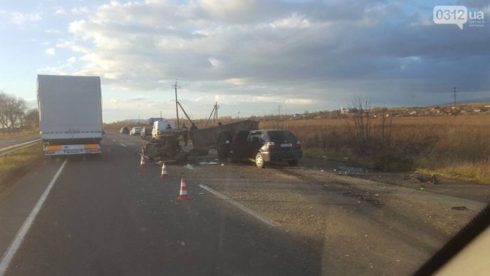 На трасі "Київ-Чоп" біля Ракошина "Фольксваген" протаранив трактор – 01